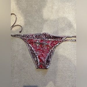 Reversible bikini bottom